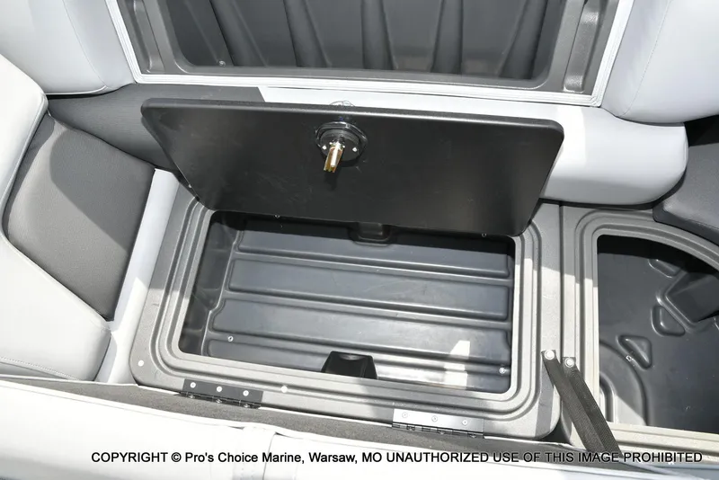 Slide: The Image of Sun Tracker Party Barge 22 DLX 2026 - 46