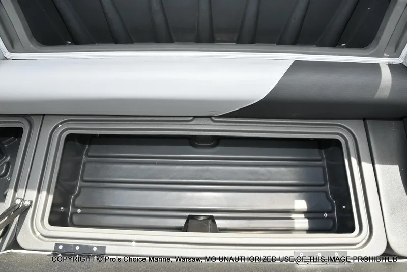 Slide: The Image of Sun Tracker Party Barge 22 DLX 2026 - 62