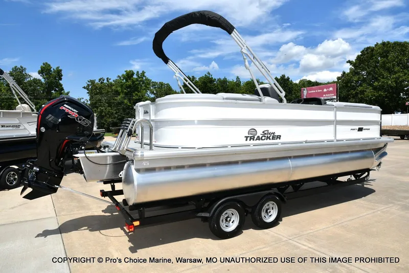 Slide: The Image of Sun Tracker Party Barge 22 DLX 2026 - 76