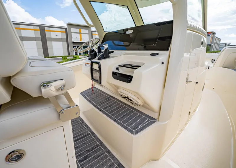 Slide: The Image of Scout 305 LXF 2026 - 28