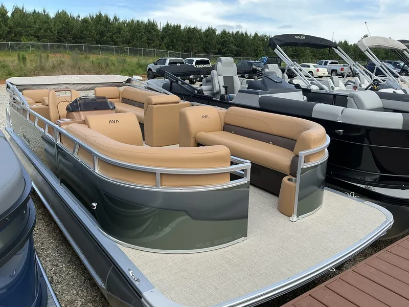 Slide: The Image of Avalon VLS 23 QUAD LOUNGER 2025 - 1