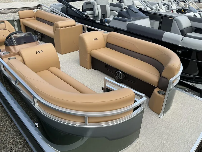 Slide: The Image of Avalon VLS 23 QUAD LOUNGER 2025 - 2
