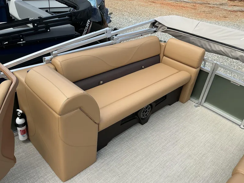 Slide: The Image of Avalon VLS 23 QUAD LOUNGER 2025 - 8