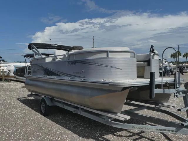 Slide: The Image of Tahoe SLT Quad Lounge 20' 2021 - 3