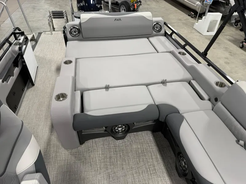 Slide: The Image of 2025 Avalon LSZ Versatile Rear Lounger with spacious seating and modern design. - 21