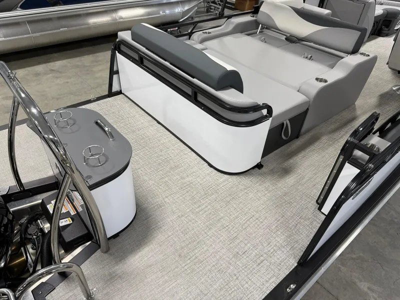 Slide: The Image of 2025 Avalon LSZ Versatile Rear Lounger with sleek seating and modern design. - 8