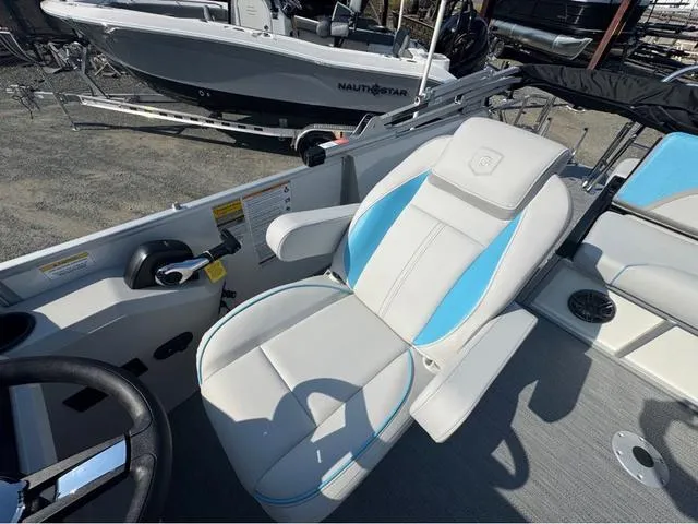 Slide: The Image of Godfrey Sweetwater 2286 SFL Tritoon - Yamaha 150 2026 - 11