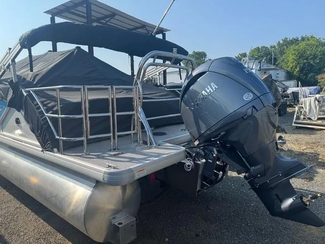 Slide: The Image of Godfrey Sweetwater 2286 SFL Tritoon - Yamaha 150 2026 - 17