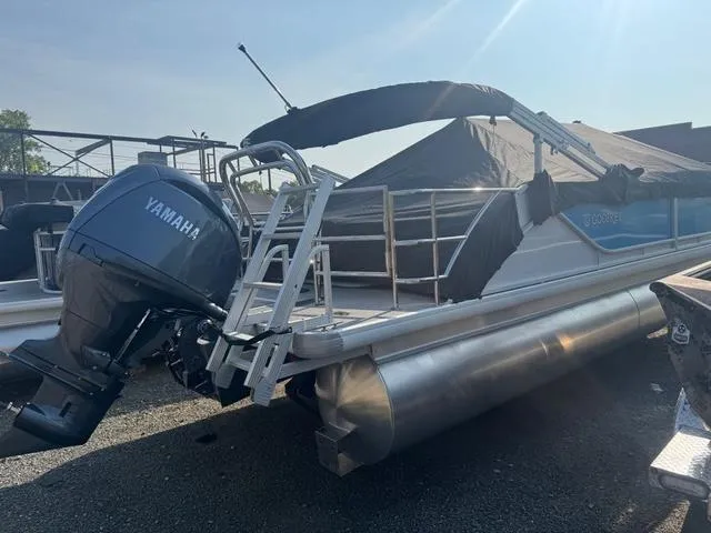 Slide: The Image of Godfrey Sweetwater 2286 SFL Tritoon - Yamaha 150 2026 - 4