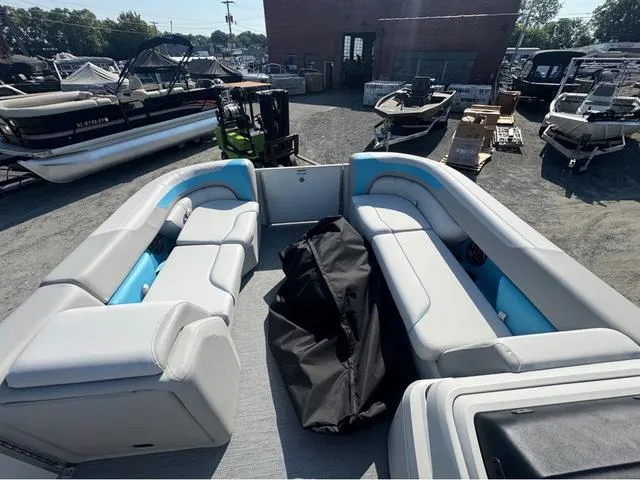 Slide: The Image of Godfrey Sweetwater 2286 SFL Tritoon - Yamaha 150 2026 - 6