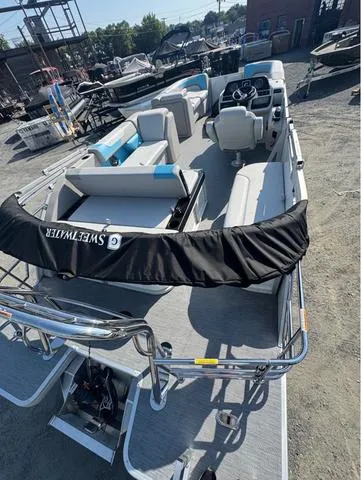 Slide: The Image of Godfrey Sweetwater 2286 SFL Tritoon - Yamaha 150 2026 - 9