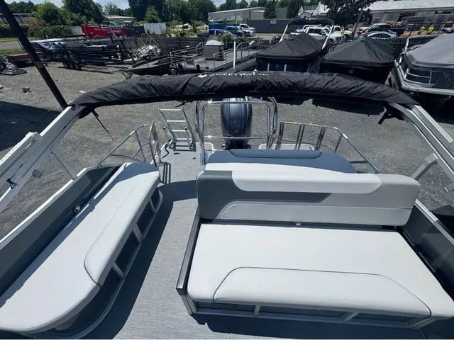 Slide: The Image of Godfrey Sweetwater 2286 SFLC Tritoon - Yamaha 150 2026 - 8