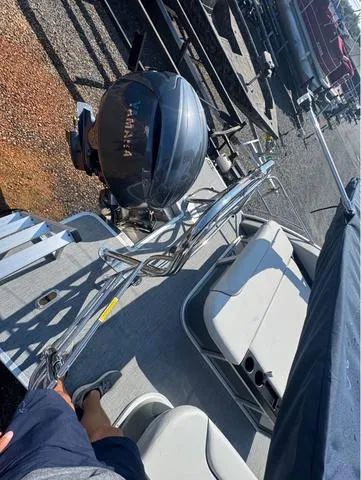 Slide: The Image of Godfrey Sweetwater 2286 SFL Tritoon - Yamaha 150 2026 - 10