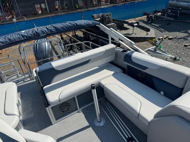 Slide: The Image of Godfrey Sweetwater 2286 SFL Tritoon - Yamaha 150 2026 - 11