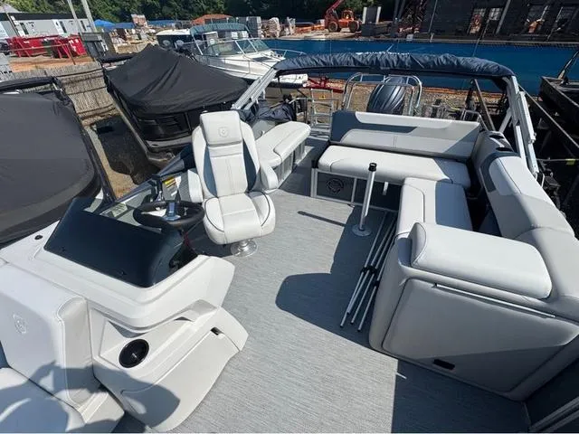 Slide: The Image of Godfrey Sweetwater 2286 SFL Tritoon - Yamaha 150 2026 - 4