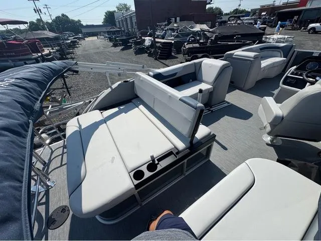 Slide: The Image of Godfrey Sweetwater 2286 SFL Tritoon - Yamaha 150 2026 - 8