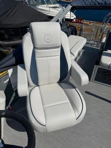 Slide: The Image of Godfrey Sweetwater 2286 SFL Tritoon - Yamaha 150 2026 - 9