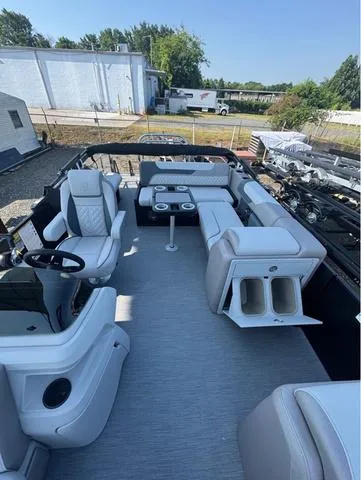 Slide: The Image of Godfrey Sweetwater 2286 SFL - Yamaha 250 SHO 2026 - 3