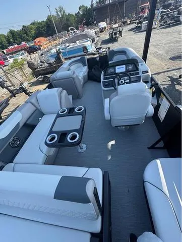 Slide: The Image of Godfrey Sweetwater 2286 SFL - Yamaha 250 SHO 2026 - 7