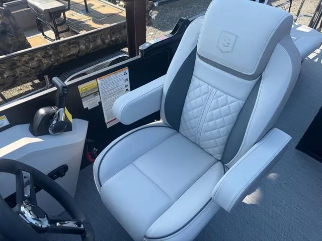 Slide: The Image of Godfrey Sweetwater 2286 SFL - Yamaha 250 SHO 2026 - 9