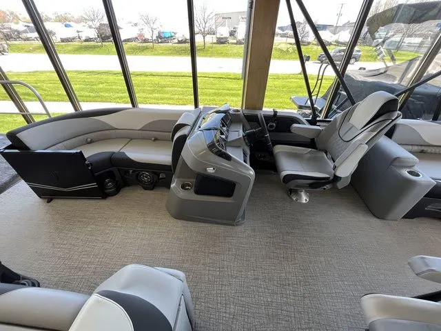 Slide: The Image of Tahoe LTZ 2585 QLS 2025 - 4