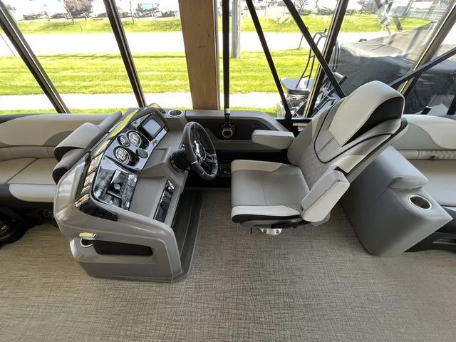 Slide: The Image of Tahoe LTZ 2585 QLS 2025 - 6