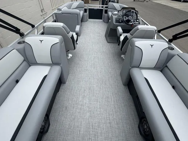 Slide: The Image of Tahoe Sport 2385 QL 2025 - 14