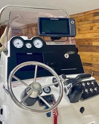 Slide: The Image of NauticStar 215 XTS 2019 - 7