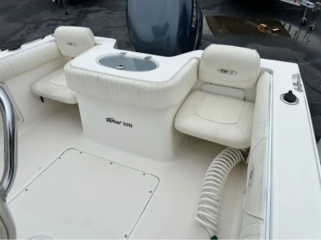 Slide: The Image of Sea Hunt Triton 220 2007 - 9