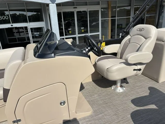 Slide: The Image of Bentley Pontoons Navigator 223 / DF150ATLSS5 2026 - 16