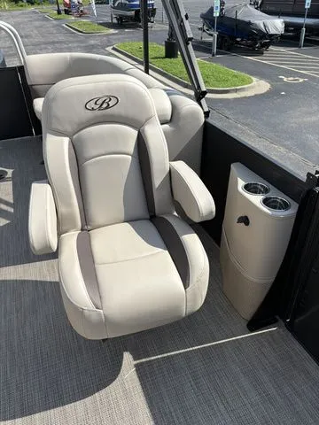 Slide: The Image of Bentley Pontoons Navigator 223 / DF150ATLSS5 2026 - 22