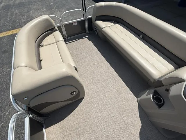 Slide: The Image of Sun Tracker Party Barge 18 DLX 2024 - 16