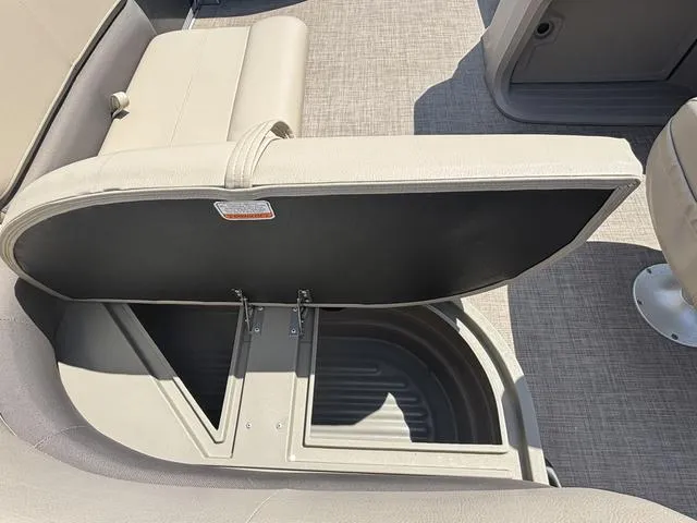 Slide: The Image of Sun Tracker Party Barge 18 DLX 2024 - 19