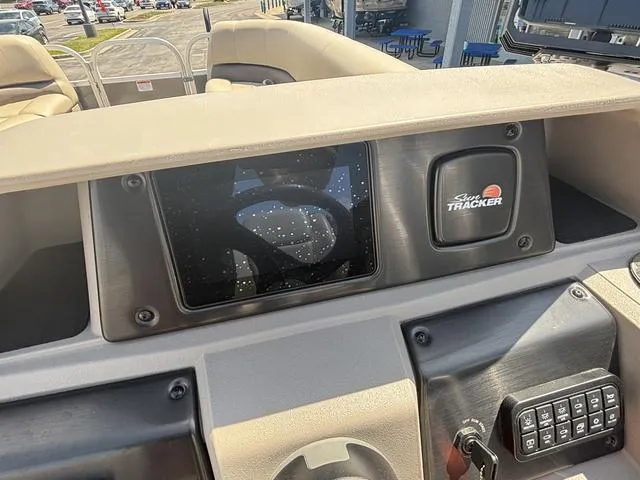 Slide: The Image of Sun Tracker Party Barge 18 DLX 2024 - 22