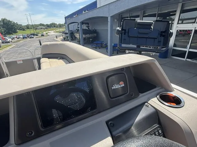 Slide: The Image of Sun Tracker Party Barge 18 DLX 2024 - 23