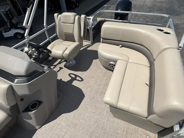 Slide: The Image of Sun Tracker Party Barge 18 DLX 2024 - 27