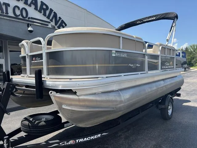 Slide: The Image of Sun Tracker Party Barge 18 DLX 2024 - 3