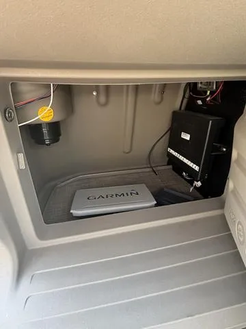 Slide: The Image of Sun Tracker Party Barge 18 DLX 2024 - 31