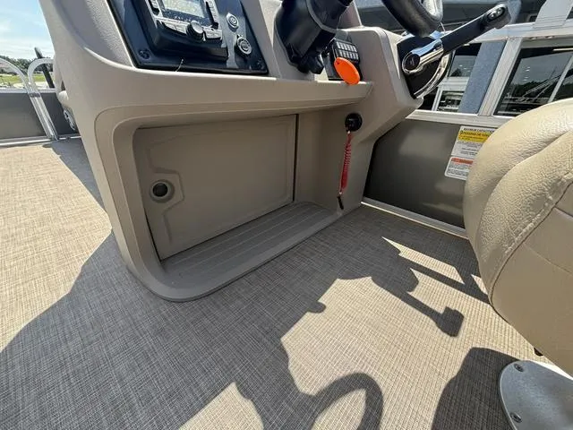 Slide: The Image of Sun Tracker Party Barge 18 DLX 2024 - 32