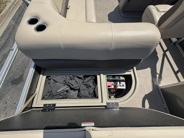 Slide: The Image of Sun Tracker Party Barge 18 DLX 2024 - 33