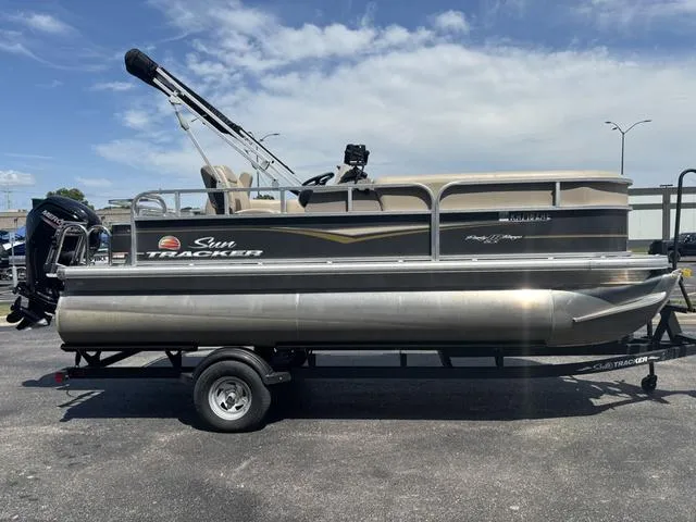 Slide: The Image of Sun Tracker Party Barge 18 DLX 2024 - 5