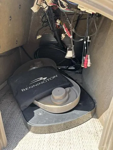 Slide: The Image of Bennington 22 SLX - Premium (22SLXP) 2018 - 18