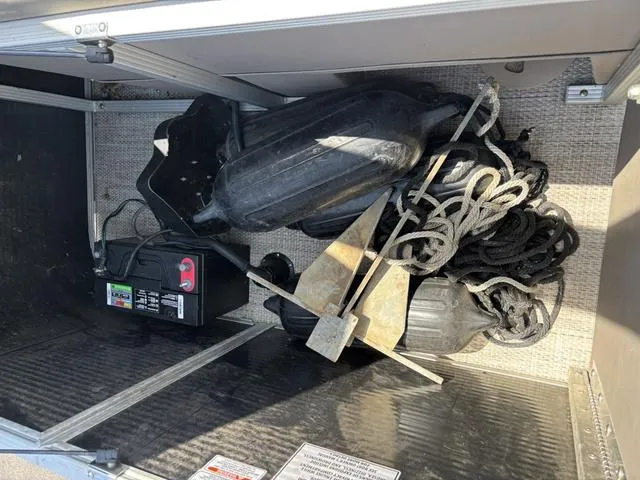 Slide: The Image of Bennington 22 SLX - Premium (22SLXP) 2018 - 29