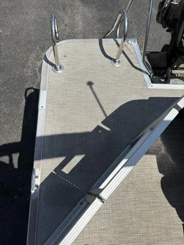 Slide: The Image of Bennington 22 SLX - Premium (22SLXP) 2018 - 32