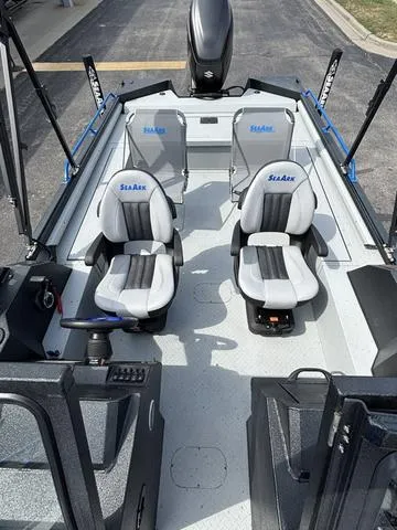 Slide: The Image of SeaArk Procat 240 / Suzuki DF250TXSS 2026 - 18