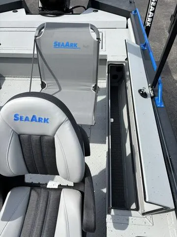 Slide: The Image of SeaArk Procat 240 / Suzuki DF250TXSS 2026 - 25