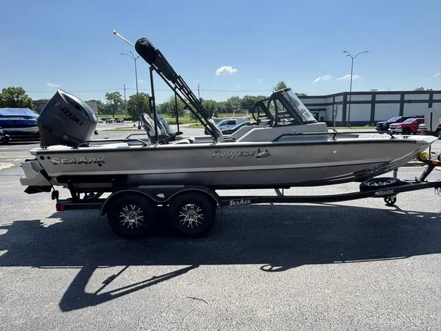 Slide: The Image of SeaArk Protege 200 / DF200ATXSS 2026 - 5