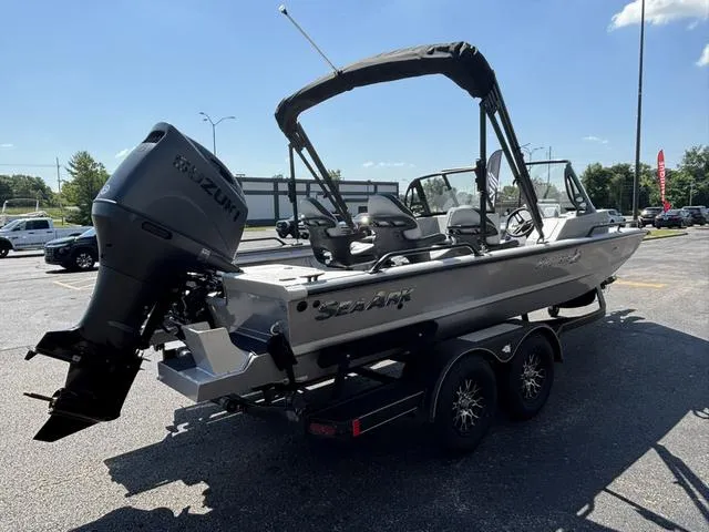 Slide: The Image of SeaArk Protege 200 / DF200ATXSS 2026 - 6