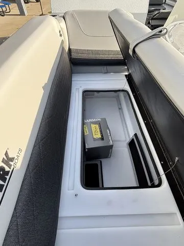 Slide: The Image of SeaArk Easy Cat / DF300APXSS 2026 - 17