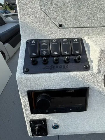 Slide: The Image of SeaArk Easy Cat / DF300APXSS 2026 - 22